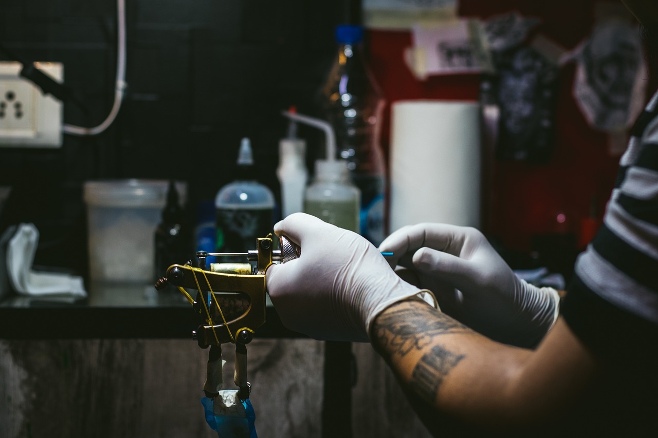 Tattoo Künstler bereitet die Tattoo Maschine vor