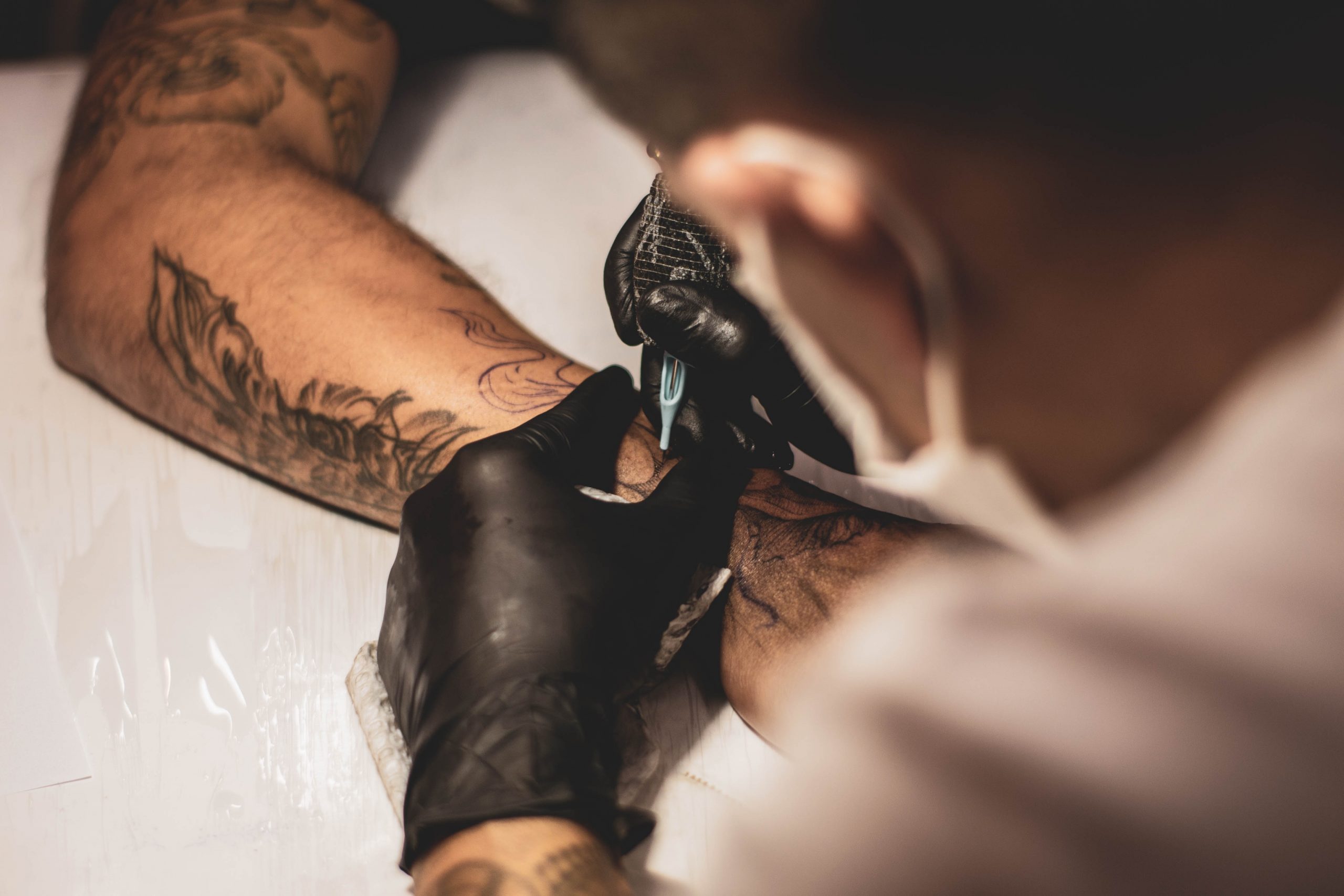 Tattoo Artist zeichnet bei der Tattoo Beratung