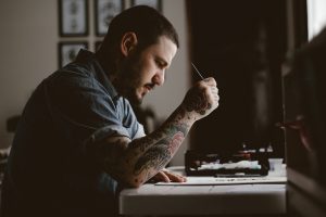 Tattoo Künstler bei der Tattoo Beratung