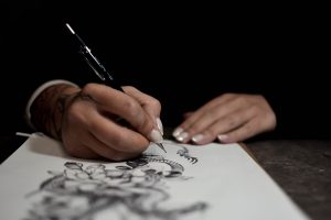 Tattoo Artist zeichnet ein Tattoo für den Kunden